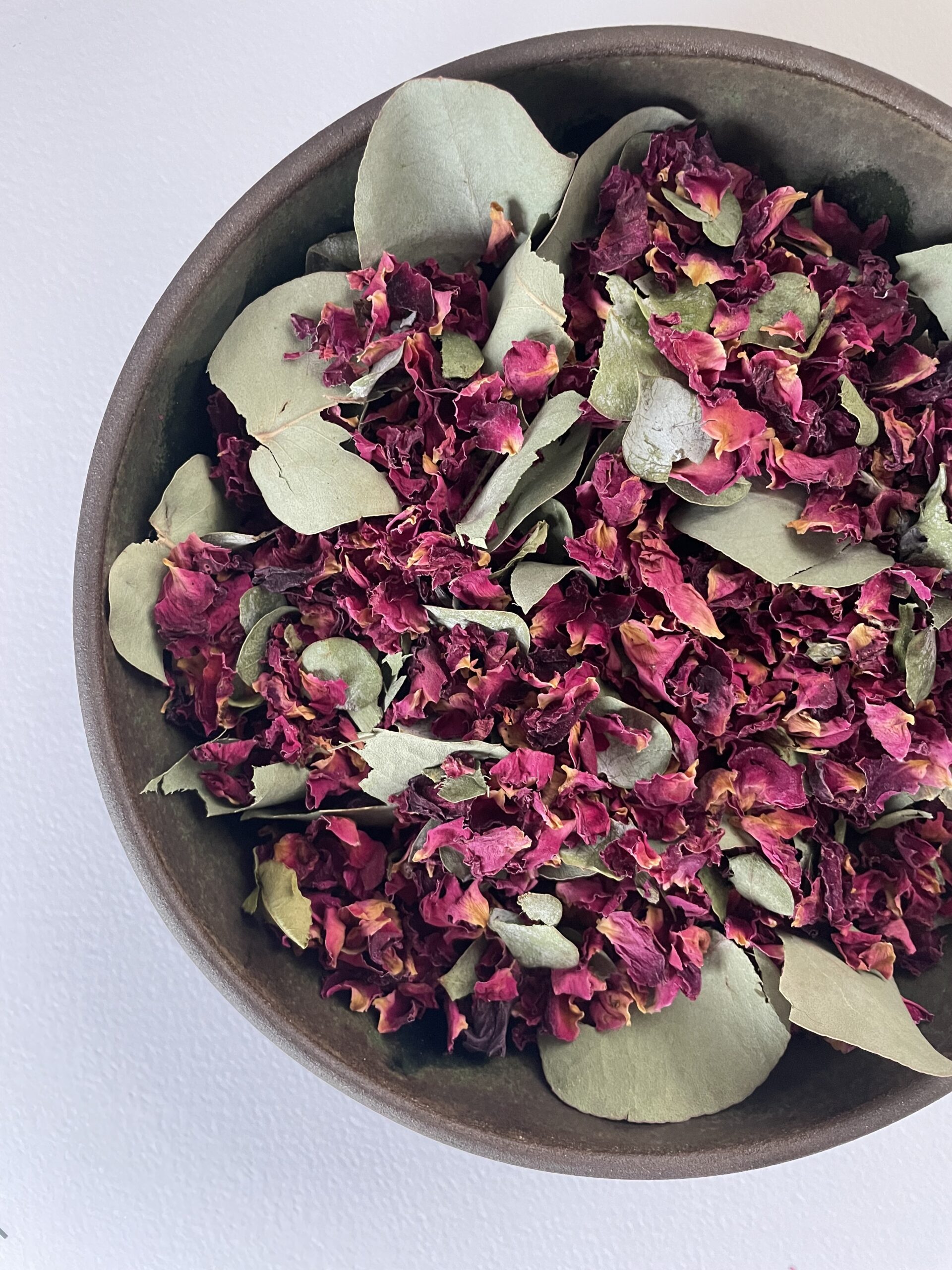 sušené květy na svatbu (růže a eukalyptus)