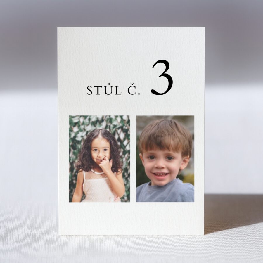 čísla na stůl s fotkami z dětství