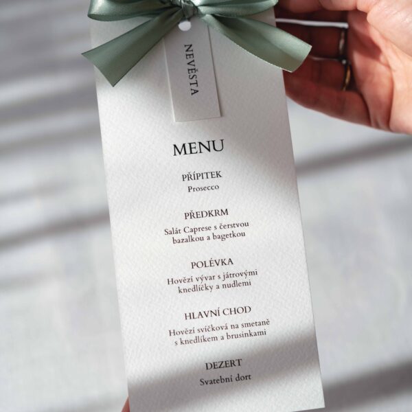 svatební menu se jmenovkou a mašlí minimalism