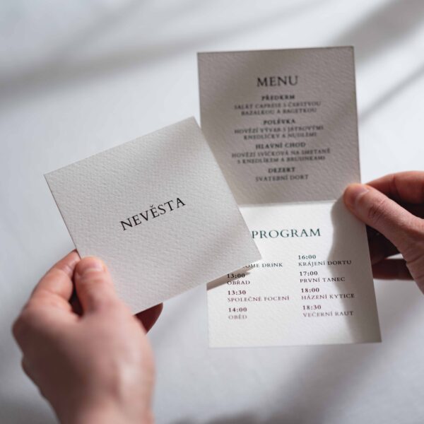 svatební menu se jmenovkou a programem