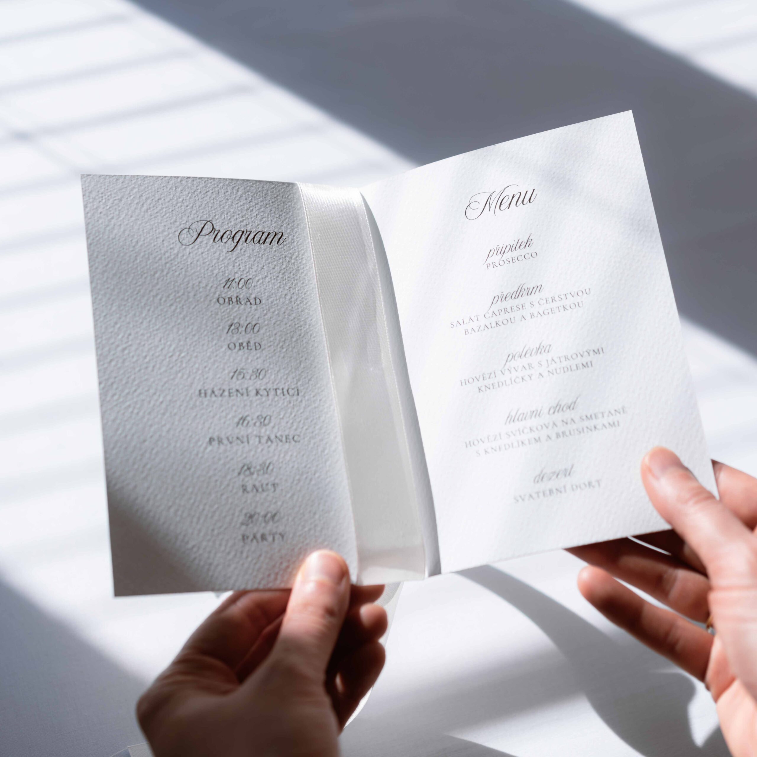 svatební menu se jmenovkou a programem knížečka minimalism